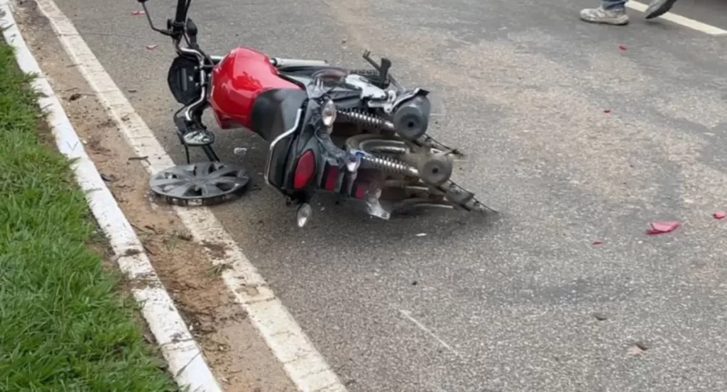 Acidente entre taxi e motocicleta deixa ferido na avenida ji parana