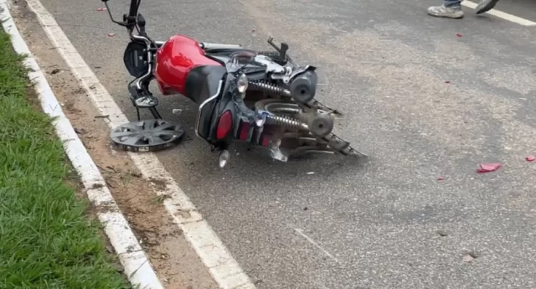 Acidente entre taxi e motocicleta deixa ferido na avenida ji parana