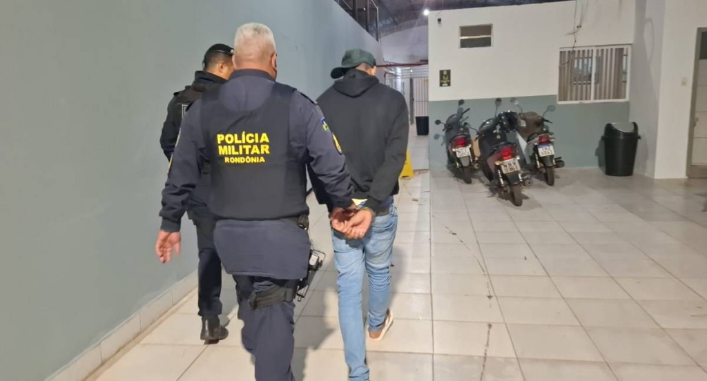 Policiais do 5o batalhao prendem dupla armada na zona leste