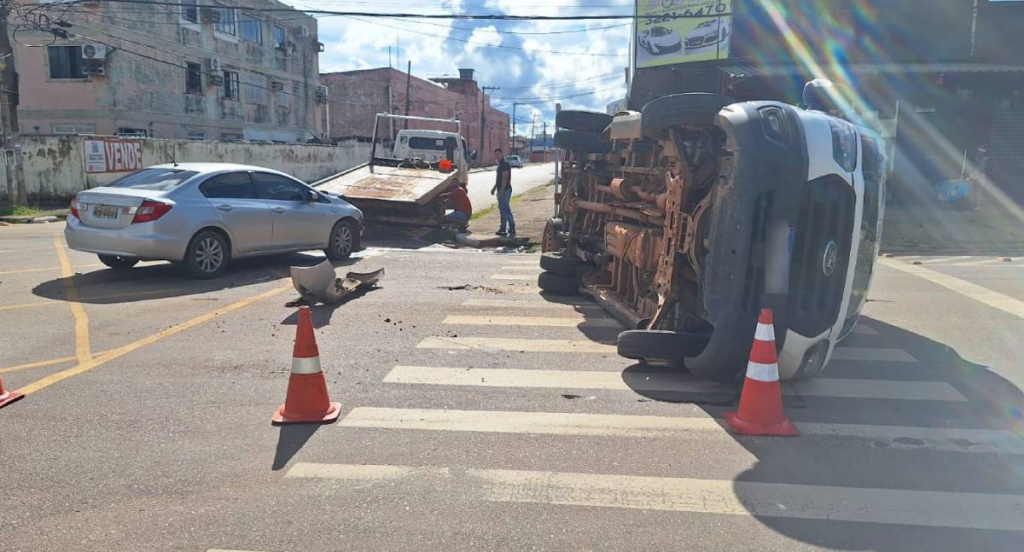 Van capota apos avanco de sinal vermelho no bairro nossa senhora das gracas